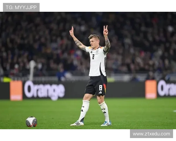 克罗斯在足球世界中的传奇之路与技术解析：从青涩少年到顶级中场的蜕变